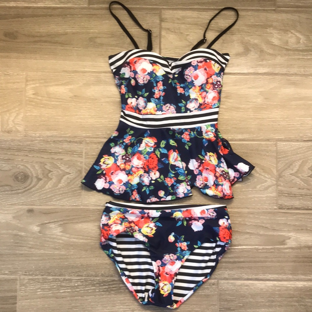 Cute tankini bathing suit! Size M but fits S or XS
